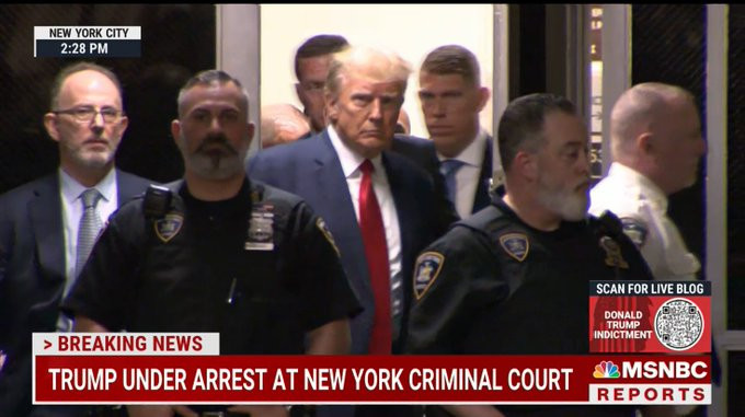 Americká média sledují každý pohyb Donalda Trumpa. Na tomto záběru už jako zatčený vchází do chodby, která vede do soudní síně. V ní podle očekávání odmítne vinu a vyslechne si body obžaloby. Zdroj: MSNBC