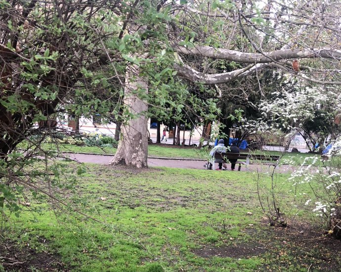 Lidé bez domova posedávají v parku na lavičce. Foto: Ludmila Blažková, Deník N