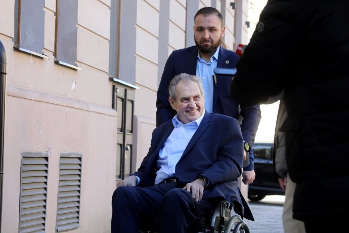 Miloš Zeman nyní na rentě a náhradách pobírá celkem sto tisíc korun měsíčně. Plánovaného navýšení odměn se bývalý prezident, stejně jako jeho předchůdce Václav Klaus, nakonec patrně nedočká. Foto: Ludvík Hradilek, Deník N