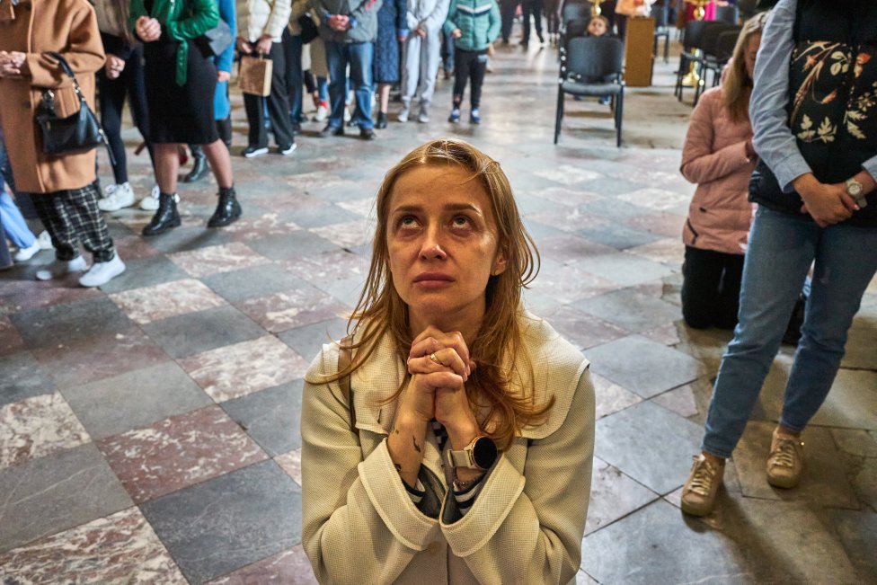 Ukrajinci se modlí, věří, doufají i pochybují. Během posledního roku se jejich přesvědčení o brzkém a vítězném konci války hodně změnila. Foto: Iva Zímová