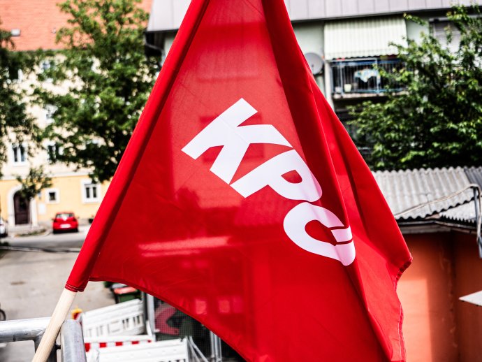 Vlajka Rakouské komunistické strany. Foto KPÖ, Flickr, CC BY SA 20