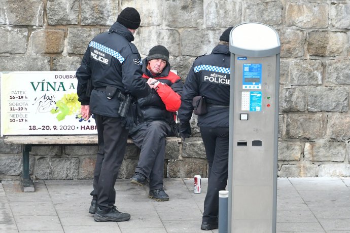 Policejní hlídka kontroluje člověka bez domova u hlavního nádraží v Plzni. Ilustrační foto: ČTK