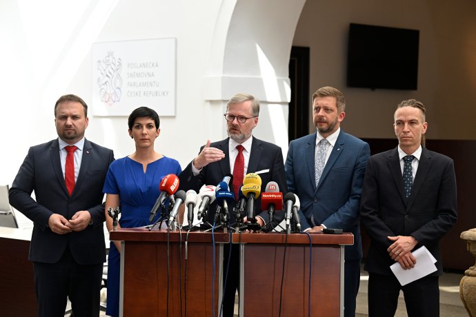 Koho ze současných pěti lídrů koaličních stran uvidíme při tiskových konferencích vlády i po příštích volbách? Foto: ČTK