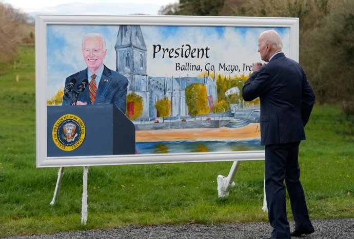 Prezident Joe Biden si prohlíží billboard, který ho během jeho návštěvy Irské republiky vítal v regionu Mayo. Foto: ČTK/AP