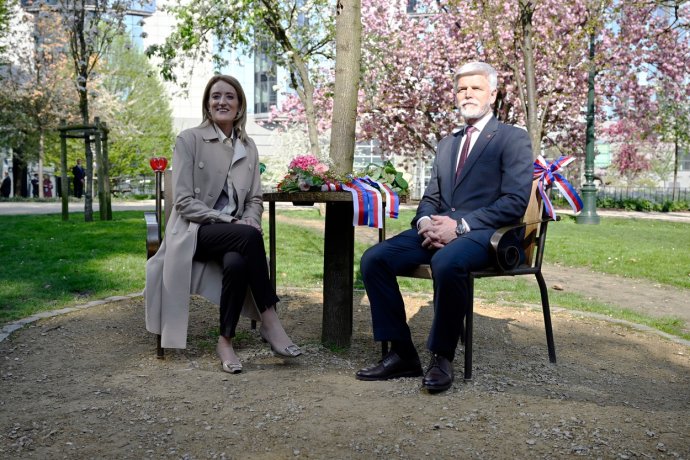 Prezident Petr Pavel a předsedkyně Evropského parlamentu Roberta Metsola na lavičce Václava Havla v Bruselu. Foto: ČTK