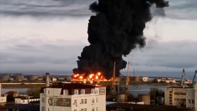 Požár v sevastopolském přístavu na Ruskem okupovaném Krymu, údajně způsobený dronem. 24. 4. 2023. Foto: Eyepress via Reuters