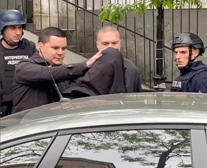 Policie odvádí zatčeného čtrnáctiletého střelce, který dnes ráno zavraždil devět lidí, z toho osm dětí – spolužáků. To je nejen v Srbsku, ale i na celém Balkánu zcela nevídané. 3. května 2023. Foto: El Sarag Sarah via Reuters