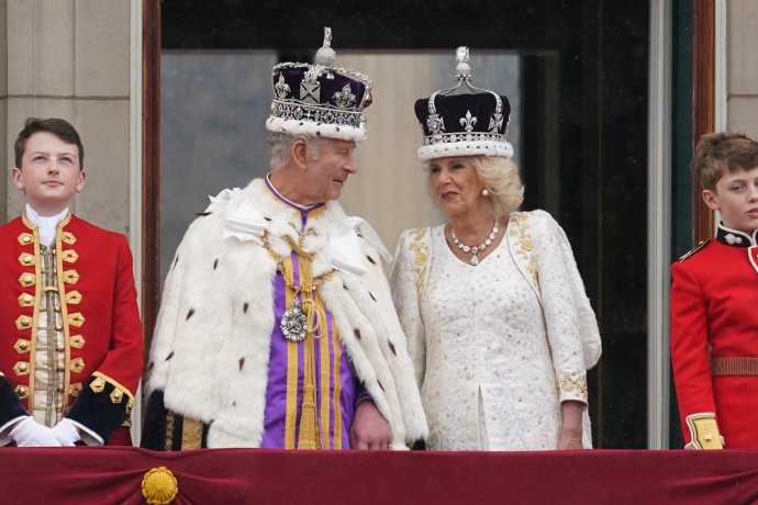 Britský král Karel III. a královna Camilla po korunovaci na balkonu Buckinghamského paláce. Foto: Reuters/PA