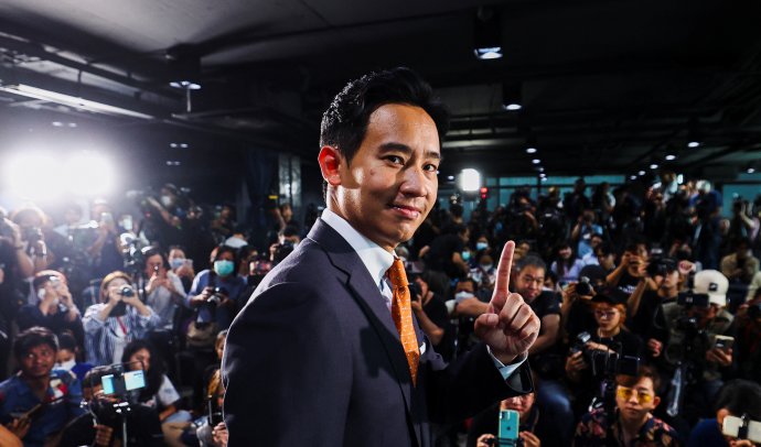 Šikovná politická hvězda - ale bude to stačit, aby změnila zemi? Vítěz thajských parlamentních voleb Pita pózuje novinářům ve štábu své strany Krok vpřed ve chvíli, kdy už zná volební výsledky (Bangkok, 15. května 2023). Foto: Atchit Perawongmetcha, Reuters