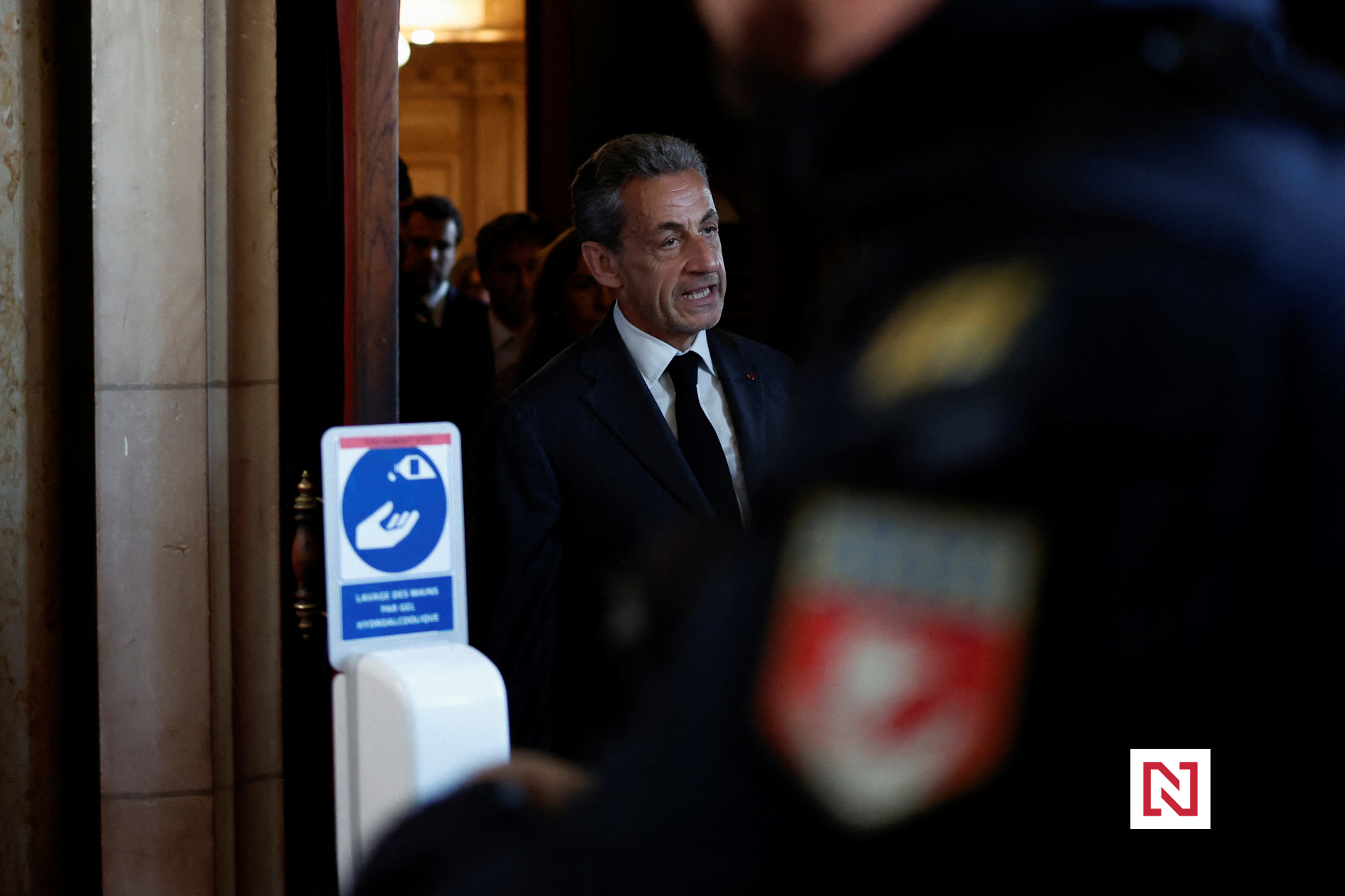 Un président « hyperactif » assigné à résidence.  Sarkozy est hanté par une affaire criminelle, mais il a toujours de l’influence dans la politique française