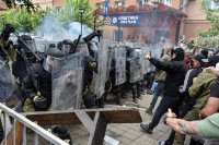 Před radnicí v severokosovském Zvečanu, pondělí 29. května: protestující kosovští Srbové se střetávají s před radnicí nasazenými vojáky KFOR. Foto: Laura Hasani, Reuters
