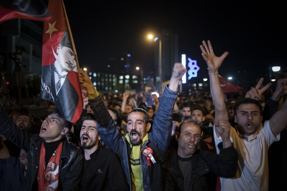 Podporovatelé opozičního kandidáta Kemala Kilicdaroglu před centrálou CHP v Ankaře. Foto: Gabriel Kuchta, Deník N