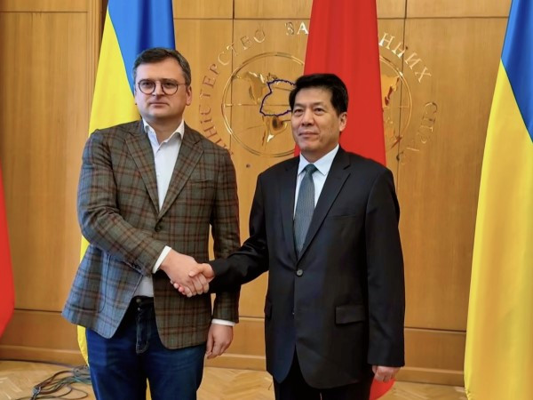 Čínský diplomat Li Chuej u ukrajinského ministra zahraničí Dmytra Kuleby v Kyjevě. Foto: čínská vláda