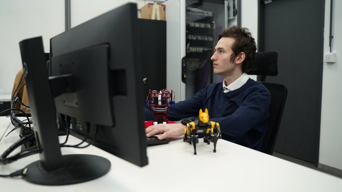 Student Pavel Vrána pracuje na projektu robotické hlavy. Foto: archiv SSPŠ