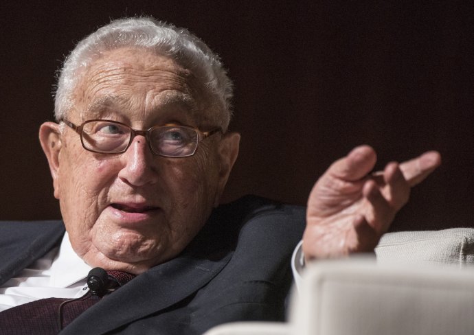 Henry Kissinger při debatě o válce ve Vietnamu v knihovně Lyndona Johnsona. Foto: Jay Godwin, LBJ Library