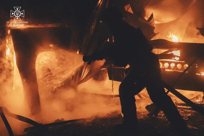 Požár v Kyjevě po ruském vzdušném útoku v noci na 16. května Foto: Ředitelství Státní pohotovostní služby Ukrajiny v Kyjevě / Wikimedia Commons