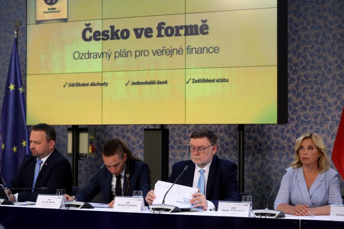 Ministr financí Zbyněk Stanjura představuje vládní úsporný balíček. Foto: Ludvík Hradilek, Deník N