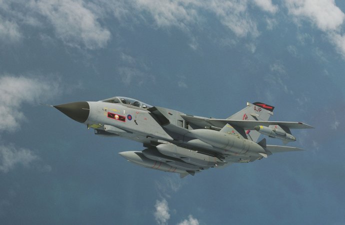 Britský letoun Tornado se střelami Storm Shadow zavěšenými pod trupem. Foto: Královské letectvo / Ministerstvo obrany Spojeného království