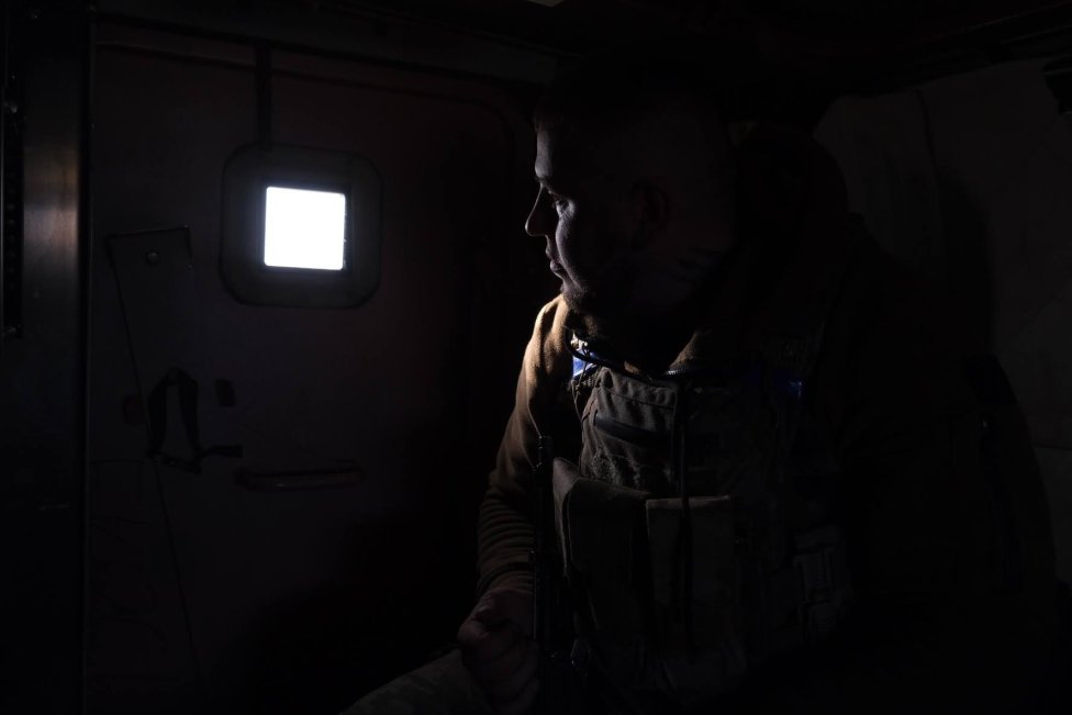Velitel ukrajinské armády generál Valerij Zalužnyj v obrněném transportéru. Foto: Facebookový profil generála Zalužného