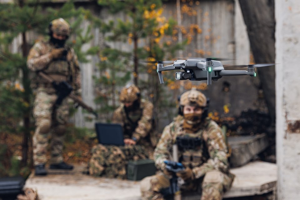 Vojáci s dronem. Ilustrační foto: Parilov, Adobe Stock