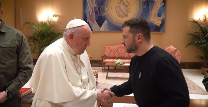 Ukrajinský prezident Zelenskyj ve Vatikánu s papežem Františkem v květnu 2023. Foto: Twitter prezidenta Zelenského