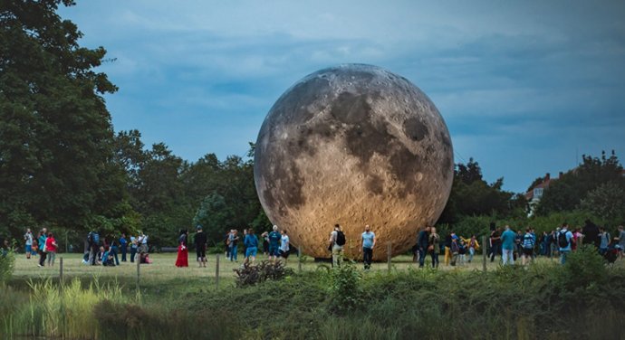 Součástí loňské Muzejní noci v Olomouci byl i nafukovací světelný model Měsíce. Foto: Olomouc.eu