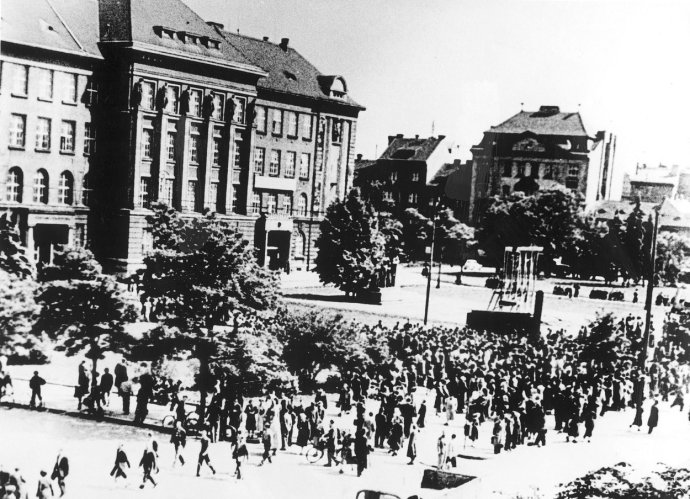 Plzeňské protesty proti měnové reformě. Celkem za ně bylo odsouzeno 311 lidí, součet trestů dosáhl 403 let. Foto: ČTK