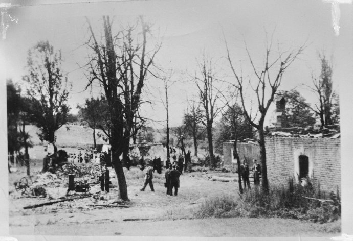 Snímek Ploštiny krátce po jejím vypálení v dubnu 1945. Foto: ČTK