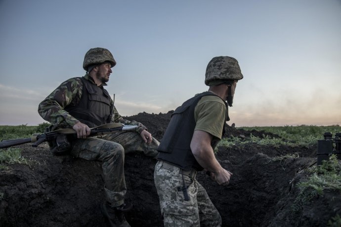 Ukrajinští vojáci vloni v květnu v zákopech při bojích proti ruským jednotkám poblíž města Čerkaske na východě Ukrajiny. Foto: Narciso Contreras, Anadolu Agency / ČTK