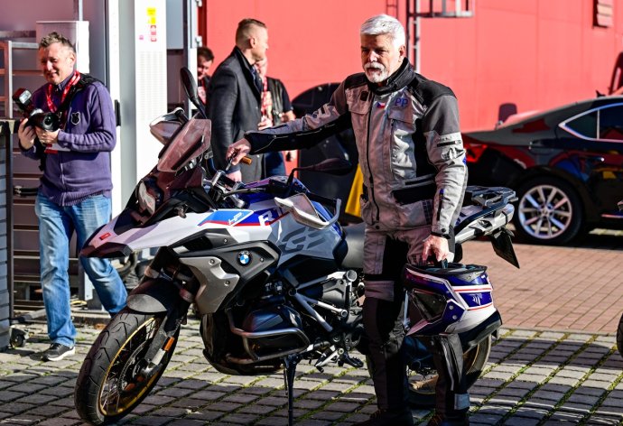 Petr Pavel si rád vyjede na motorce, nevzdal se toho ani po zvolení do úřadu. Foto: ČTK