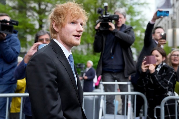 Ed Sheeran při odchodu ze soudního procesu v New Yorku. Foto: John Minchillo, ČTK / AP