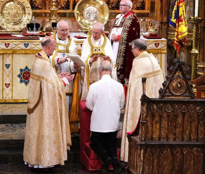 Preláti anglikánské církve v čele s arcibiskupem canterburským korunují ve Westminsterském opatství Karla III. Foto: ČTK/AP/Yui Mok
