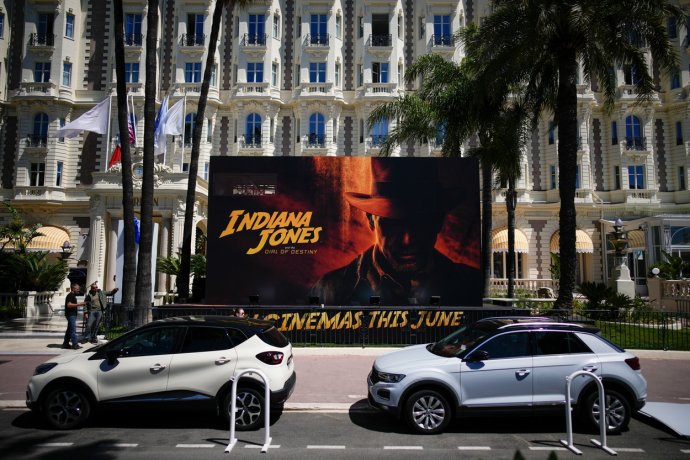 Nový Indiana Jones je hlavním očekávaným trhákem na letošním festivalu v Cannes. Zde na plakátu před hotelem Carlton těsně před začátkem festivalu. Do kin vstoupí v červenci. Foto: ČTK / AP / Daniel Cole