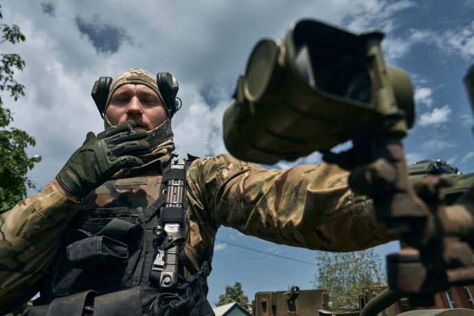 Ukrajinský voják u Bachmutu. Foto: ČTK / AP / LIBKOS