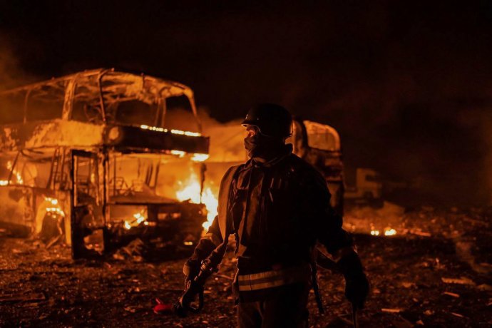 Hasiči v Kyjevu hasí požár, který způsobily zbytky sestřelené ruské střely. Foto: ČTK / AP