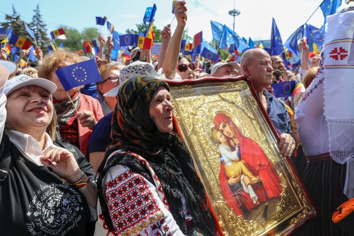 Desítky tisíc lidí podpořily v centru moldavské metropole předminulou neděli na výzvu prezidentky Maii Sandu směřování země do Evropské unie. Foto: ČTK/AP