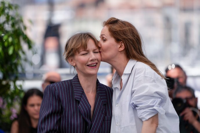 Herečka Sandra Hüller a režisérka vítězného filmu Anatomie pádu Justine Triet na festivalu v Cannes. Foto: Scott Garfitt/Invision/AP
