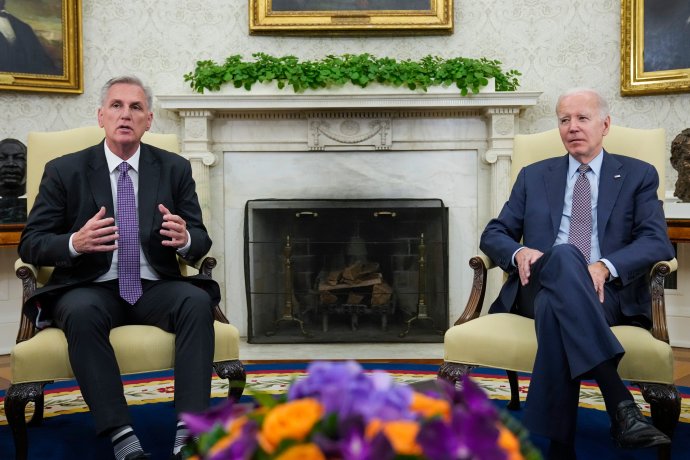 Republikánský šéf Sněmovny Kevin McCarthy a prezident Joe Biden mají před sebou těžký úkol: dohodnout kompromis, jenž odvrátí platební neschopnost USA. Foto: ČTK / AP