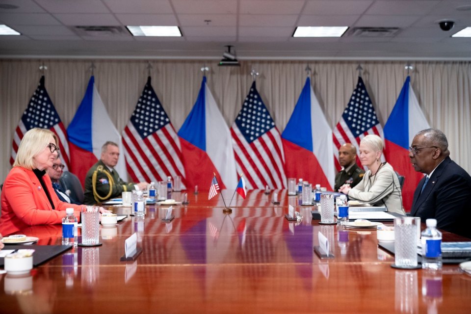 Ministryně obrany Jana Černochová a její americký protějške Lloyd Austin v Pentagonu. Foto: Andrew Harnik, ČTK/AP