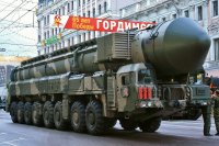 Ruský raketový komplex Topol M schopný nést jadernou nálož. Někdejší chlouba ruské jaderné triády. Zdroj: CC BY-SA 3.0, Wikimedia Commons