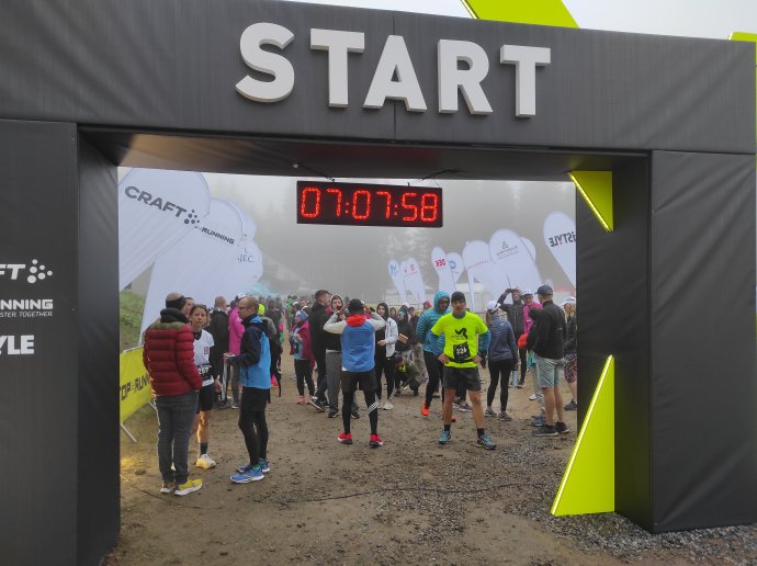 Start běžeckého závodu Vltava Run na šumavském Zadově. Foto: Štěpán Vojtěch, Deník N