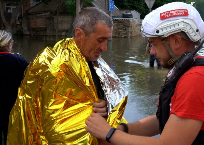 Český červený kříž pomáhá v oblastech zaplavených po protržení Kachovské přehrady už od úterního rána. Foto: ČČK