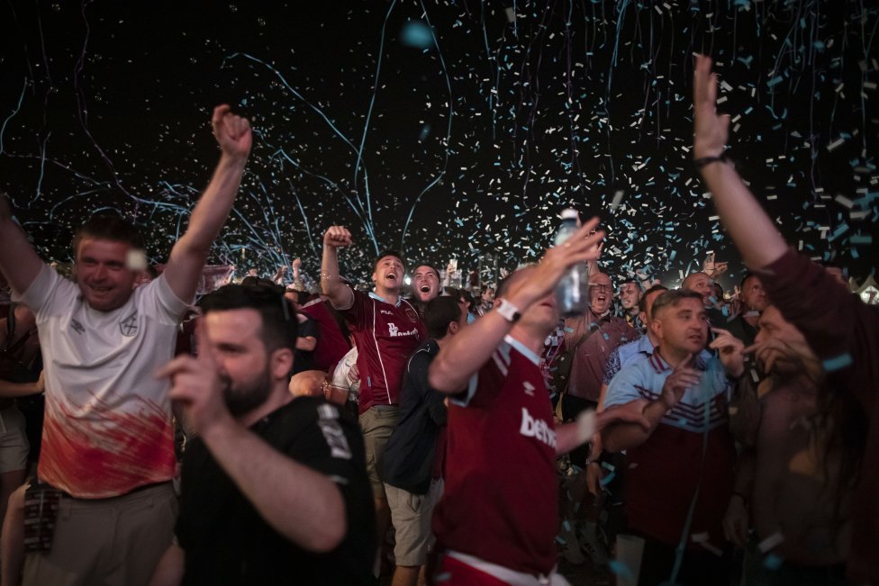 Fanoušci West Hamu slavili v Praze vítězství v Evropské konferenční lize. Foto: Gabriel Kuchta, Deník N