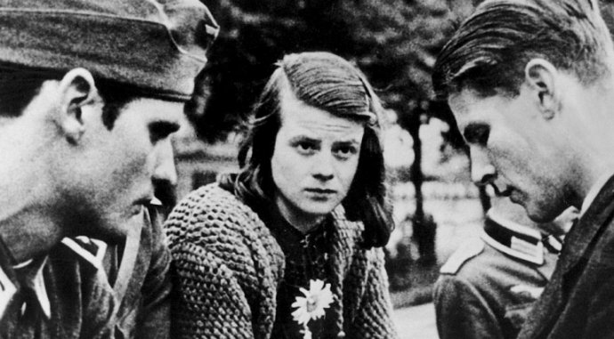 Členové německé studentské odbojové skupiny Bílá růže v roce 1942. Zleva Hans Scholl, Sophie Scholl a Christoph Probst. Foto: Wikimedia Commons