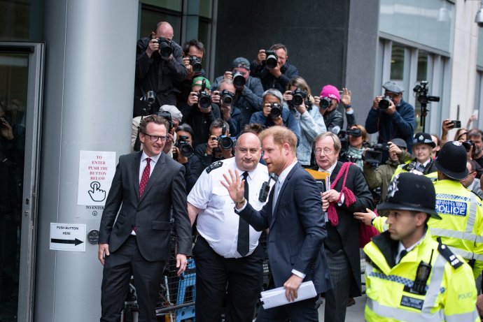 Princ Harry, vévoda ze Sussexu před budovou soudu v Londýně, v němž se konalo soudní líčení jeho civilního sporu s několika redakcemi britských bulvárních médií. 7. 6. 2023. Foto: Loredana Sangiuliano / SOPA Images / Sipa USA / Reuters