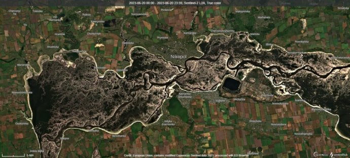 Snímek ze satelitu Sentinel-2 ukazuje současnou podobu Kachovského rezervoáru u města Nikopol z 20. června. Nádrž ve středu slouží k chlazení Záporožské jaderné elektrárny. Zdroj: Sentinel-2