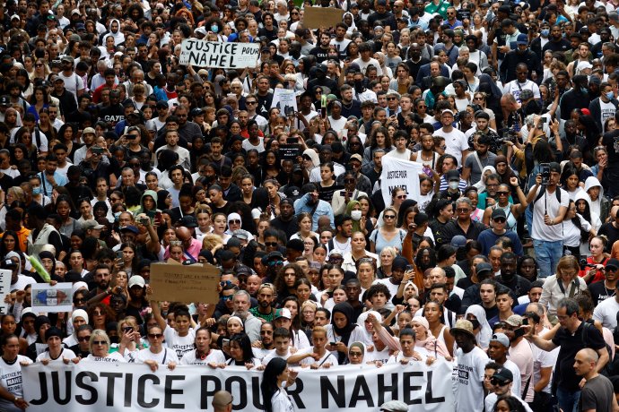 „Spravedlnost pro Nahela.“ Nápis na transparentu pochodu Francouzů za 17letého mladíka zastřeleného policistou při dopravní kontrole po dopravním přestupku, v momentě, kdy se mladík snažil ujet. Foto: Sarah Meyssonnier, Reuters