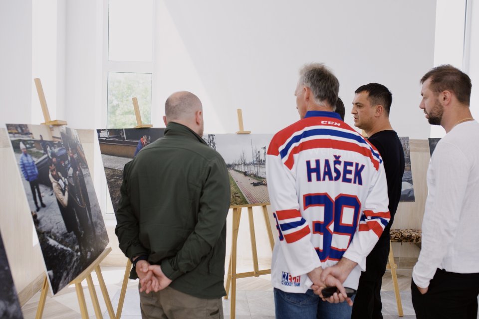 Bývalý hokejový brankář Dominik Hašek si prohlíží fotografie následků ruské invaze. Foto: Ukrajinská hokejová federace