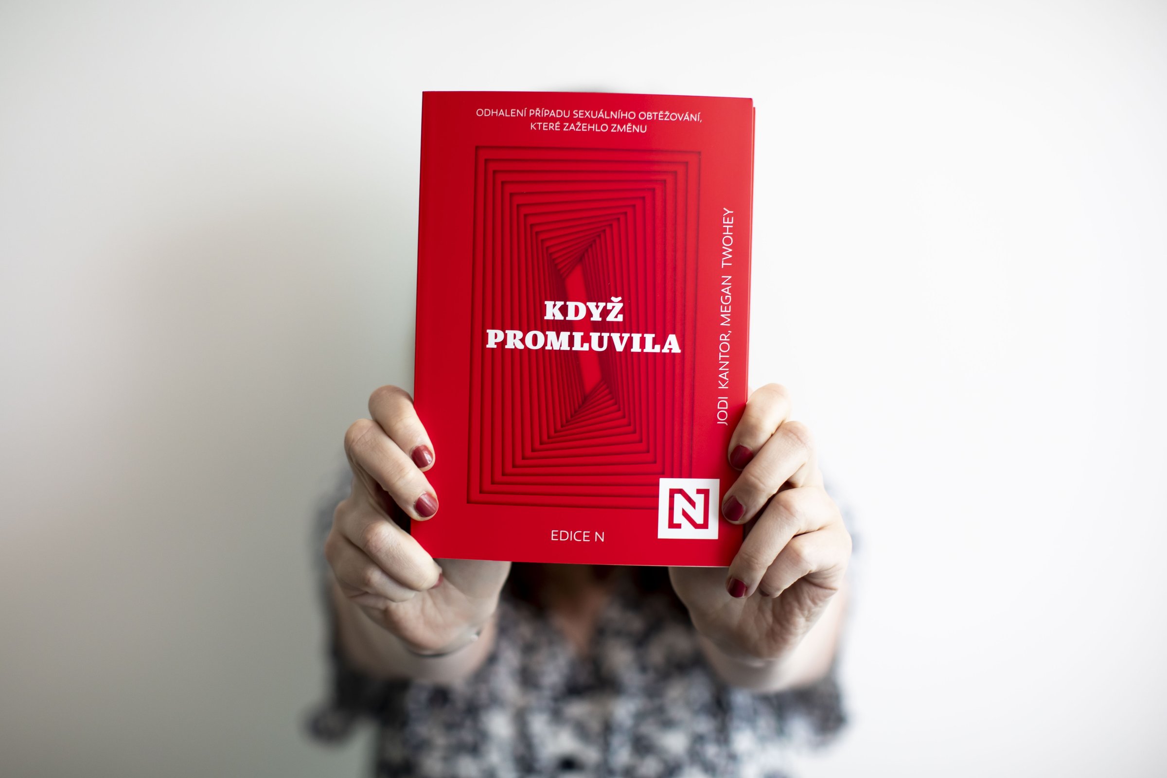 Když promluvila. Odhalení případu sexuálního obtěžování, které zažehlo změnu