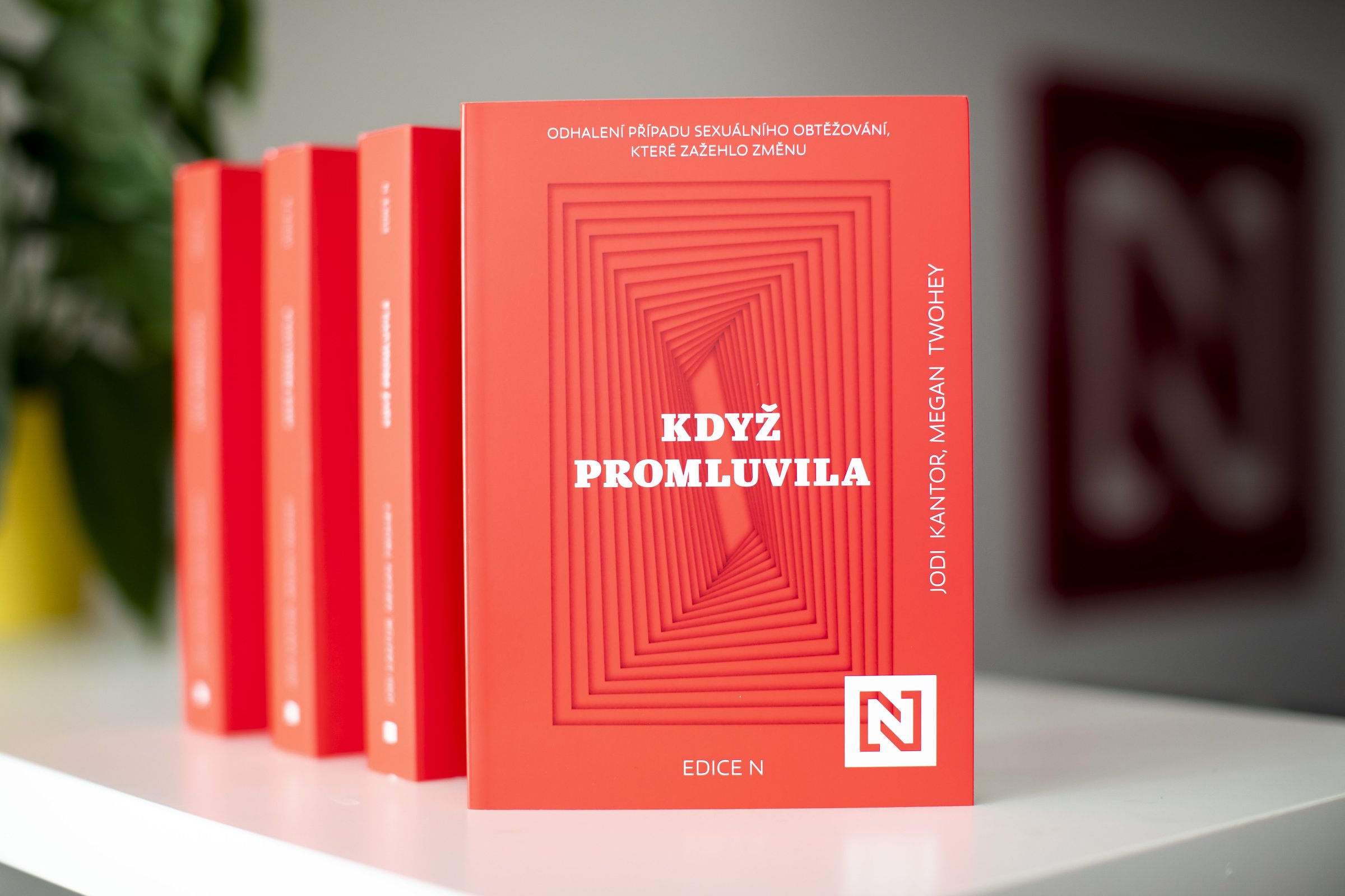 Když promluvila. Odhalení případu sexuálního obtěžování, které zažehlo změnu